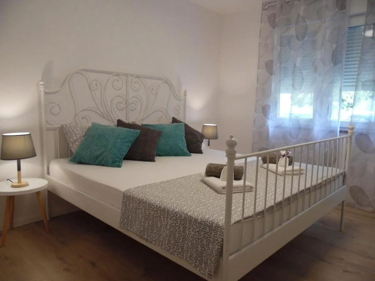 Apartment Lena Pula 0*,